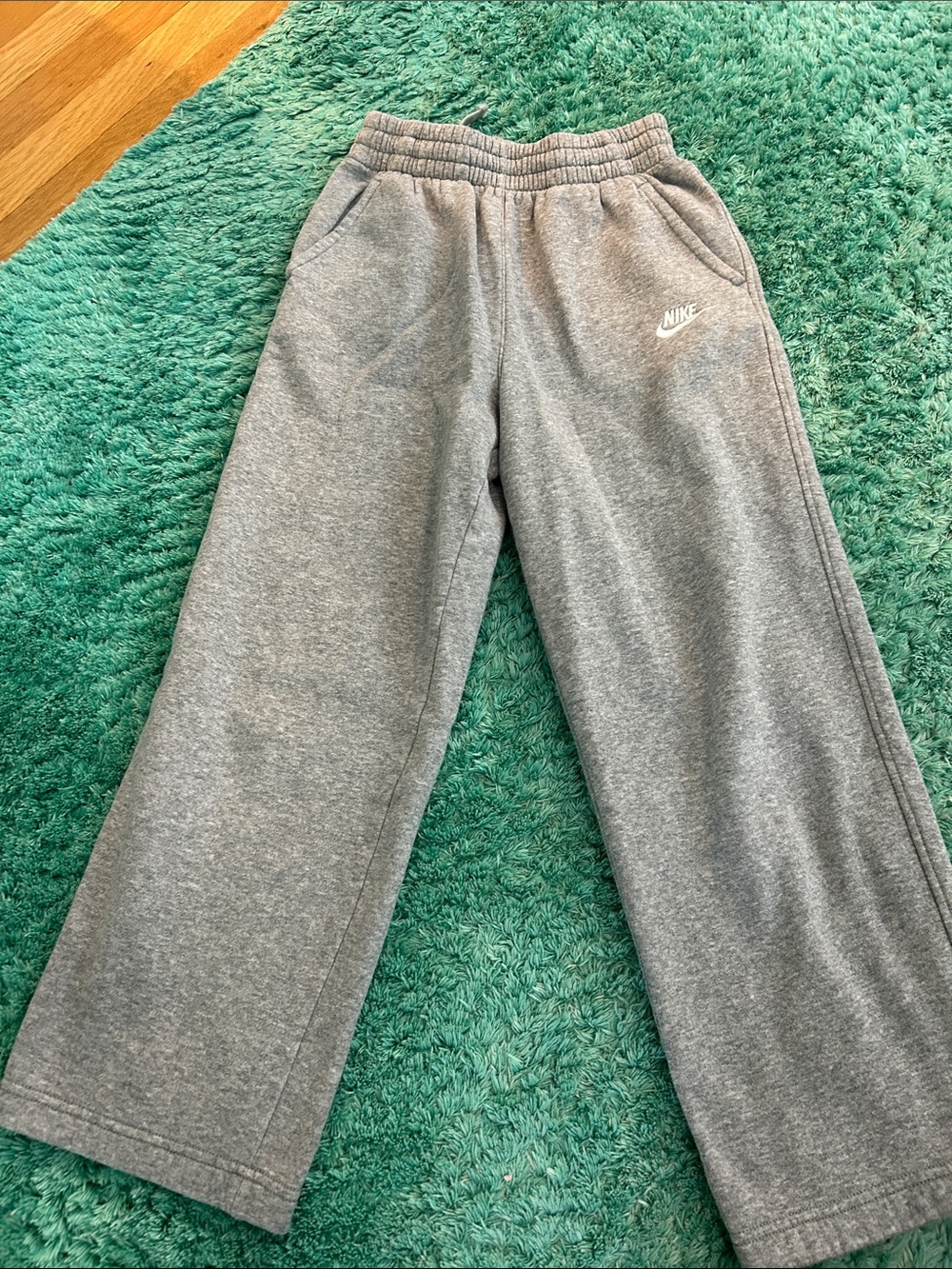 Nike Kids Gray Fleece Wide Leg Sweatpants. Size M